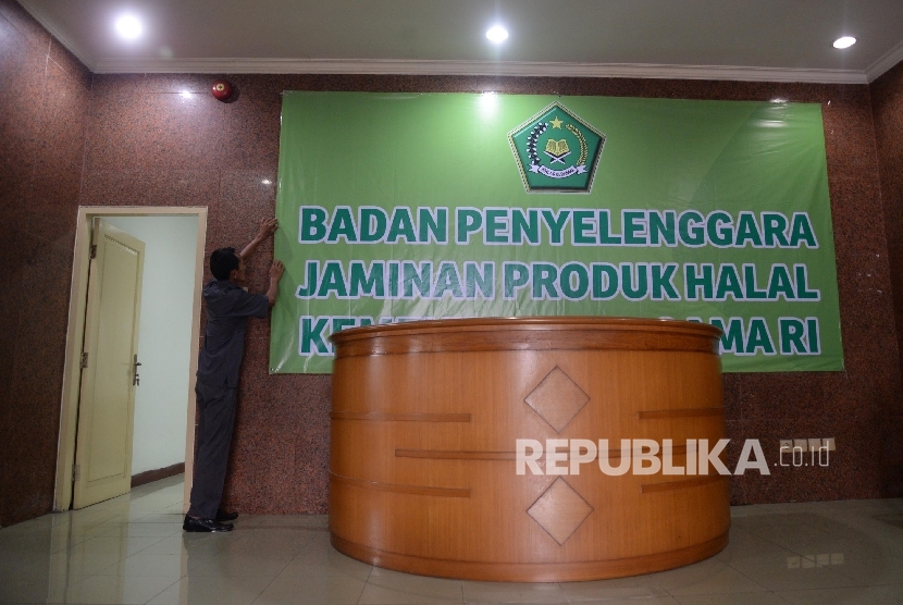 Petugas mempersiapkan kantor baru Badan Penyelenggara Jaminan Produk Halal (BPJPH) yang bertempat di Gedung Laboratorium Halal, Pondok Gede, Jakarta Timur, Selasa (25/4).