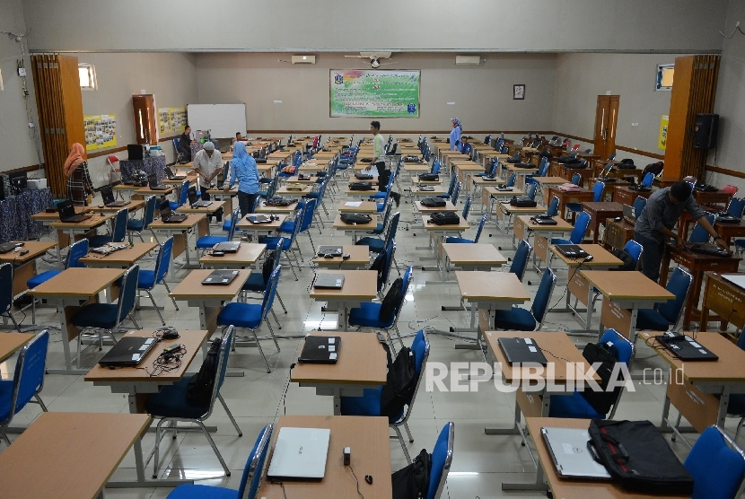 Petugas mempersiapkan peralatan untuk Ujian Nasional Berbasis Komputer (UNBK) 