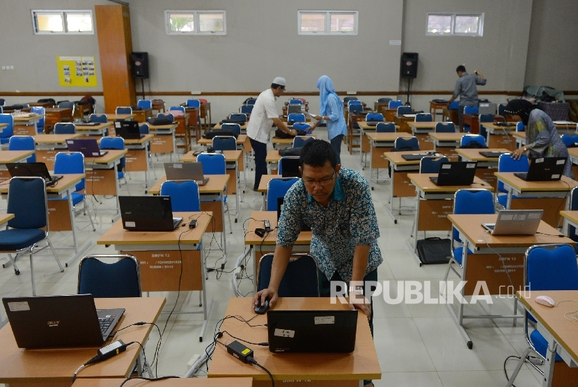 Petugas mempersiapkan peralatan (UNBK) di SMP. (ilustrasi).