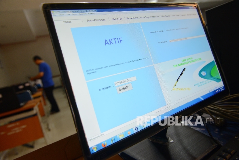 Petugas mempersiapkan peralatan untuk Ujian Nasional Berbasis Komputer (UNBK) di SMP Negeri 12, Jakarta, Sabtu (7/5).