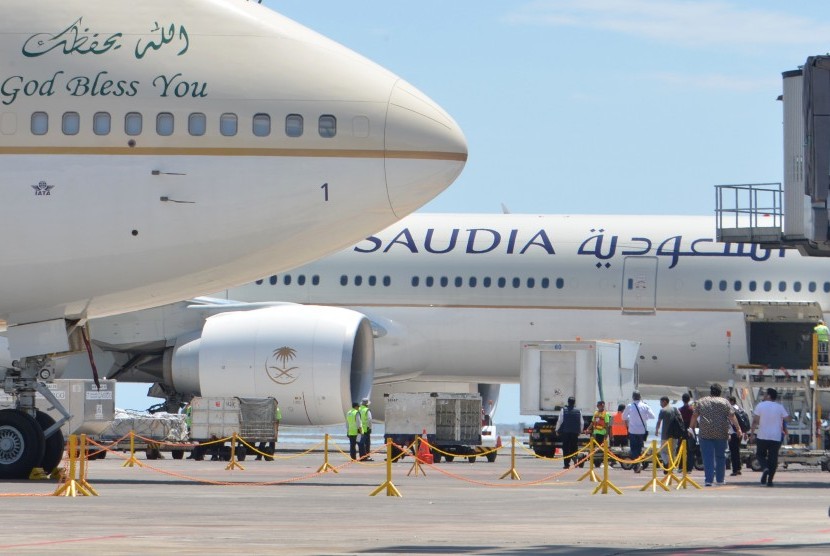 Petugas mempersiapkan pesawat yang akan mengangkut rombongan Raja Arab Saudi Salman bin Abdulaziz al-Saud di Bandara Internasional I Gusti Ngurah Rai, Bali, Sabtu (11/3). Ratusan orang yang merupakan rombongan Raja Salman mulai meninggalkan Bali menuju Jep