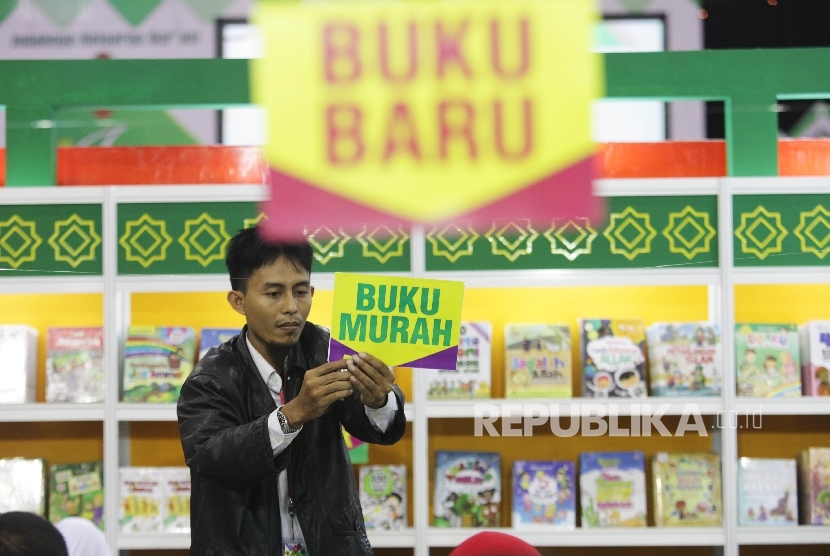   Petugas mempersiapkan stand pamerannya pada acara Islamic Book Fair 2016 di Gelora Bung Karno, Senayan, Jakarta, Jumat (26/2). .(Republika/Rakhmawaty La'lang)