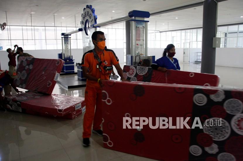 Petugas mempersiapkan tempat karantina pemudik di Solo Technopark, Jebres, Solo, Jawa Tengah.