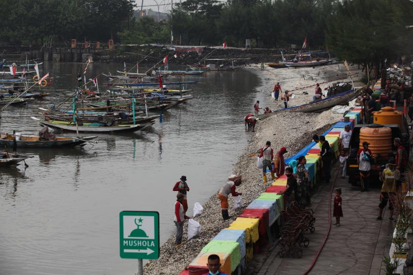 Ilustrasi. Wakil Wali Kota Surabaya Armuji meminta Dinas Lingkungan Hidup (DLH) menindak warga yang kedapatan membuang sampah di sungai. 