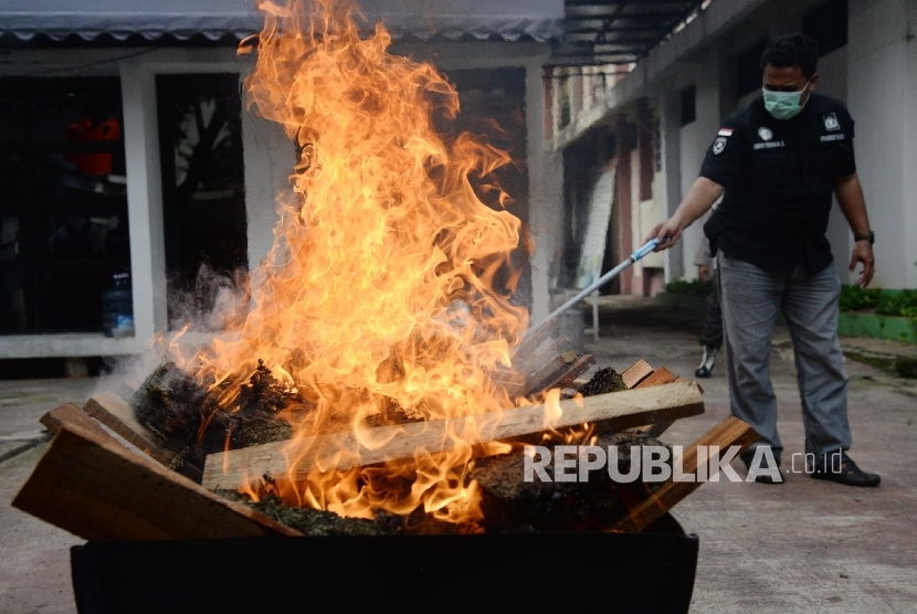Pemusnahan obat-obatan terlarang dilakukan dengan cara dibakar di halaman kantor Kejari Karawang. Ilustrasi.