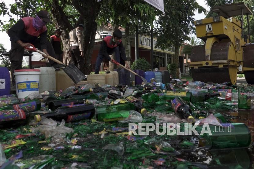 Petugas memusnahkan barang bukti miras pabrikan di Polresta Banyumas, Jateng (iustrasi)