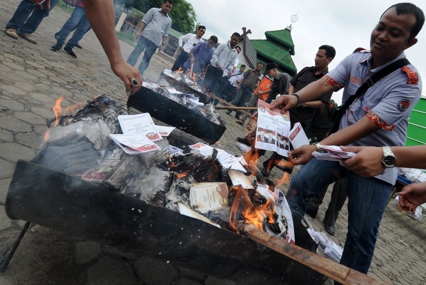 Petugas memusnahkan lembaran surat suara Pemilihan Gubernur Jambi yang rusak di Jambi, Senin, (7/12).