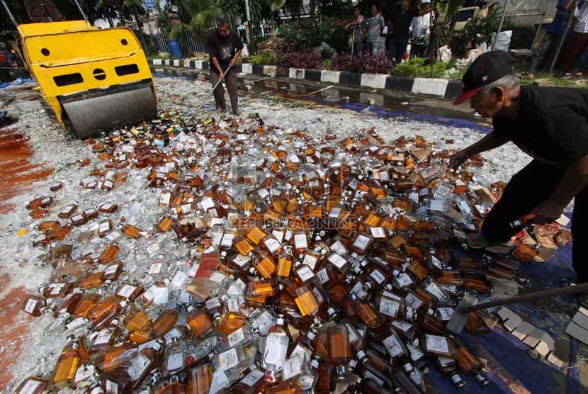   Petugas memusnahkan ratusan botol minuman keras (miras)
