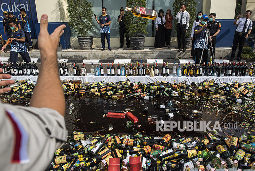 Petugas memusnahkan ribuan botol minuman etil alkohol di Kantor Pengawasan dan Pelayanan Bea dan Cukai (KPPBC) tipe Madya Pabean A Bandung, Jawa Barat, Selasa (15/5). 