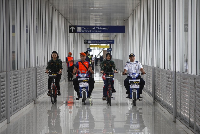 Kaca jembatan penghubung Stasiun Balapan dan Terminal Tirtonadi Solo atau skybridge pecah dihantam angin kencang (Foto Skybridge Solo)