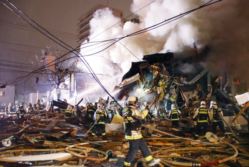 Petugas menangani ledakan di sebuah restoran di Sapporo, Jepang, Ahad (16/12). Puluhan orang terluka dalam ledakan itu.