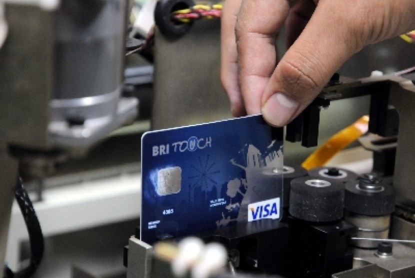  Petugas menarik sebuah kartu kredit pada proses pembuatan kartu kredit di 'embossing room' kartu kredit BRI di Jakarta.