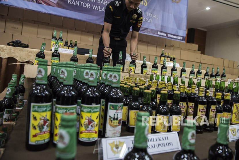 Petugas menata barang bukti minuman mengandung etil alkohol ilegal saat gelar barang bukti di kantor Wilayah Bea dan Cukai, Bandung, Jawa Barat, Senin (19/2). 