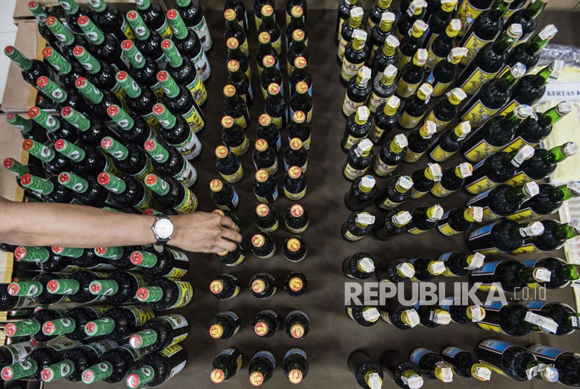Petugas menata barang bukti minuman mengandung etil alkohol ilegal saat gelar barang bukti di kantor Wilayah Bea dan Cukai, Bandung, Jawa Barat, Senin (19/2).