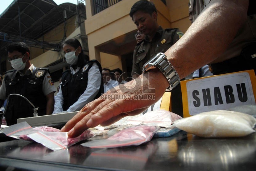   Petugas menata barang bukti saat pemusnahan barang bukti narkoba di Markas Polres Metro Jakarta Barat, Senin (3/9).  (Agung Fatma Putra)