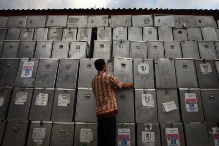 Petugas menata kotak suara yang akan digunakan untuk Pemilihan Kepala Daerah (Pilkada) 2015 di Gudang Komisi Pemilihan Umum (KPU) Sleman, Yogyakarta.
