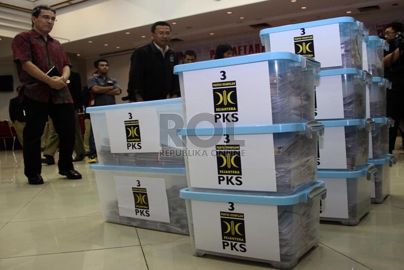  Petugas menata kotak yang berisi berkas daftar caleg Partai Keadilan Sejahtera saat pendaftaran Bacaleg di kantor KPU, Jakarta, Selasa (16/4).    (Republika/Yasin Habibi)