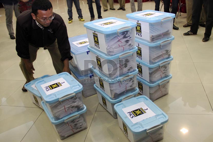  Petugas menata kotak yang berisi berkas daftar caleg Partai Keadilan Sejahtera saat pendaftaran Bacaleg di kantor KPU, Jakarta, Selasa (16/4).    (Republika/Yasin Habibi)