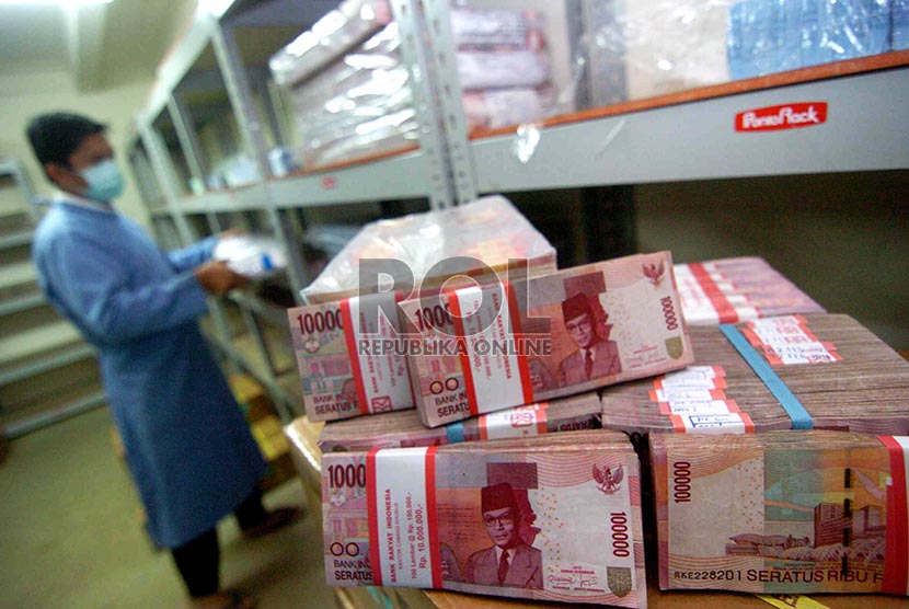 Petugas menata mata uang pecahan rupiah di cash center BRI, Jakarta, Senin (17/2).