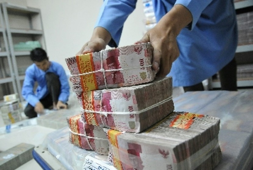 Petugas menata mata uang pecahan Rupiah di cash center BRI, Jakarta, Kamis (5/6). 