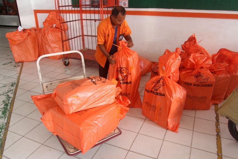 Petugas menata paket di kantor Pos Indonesia, Padang, Sumatera Barat, Selasa (22/01/2019).