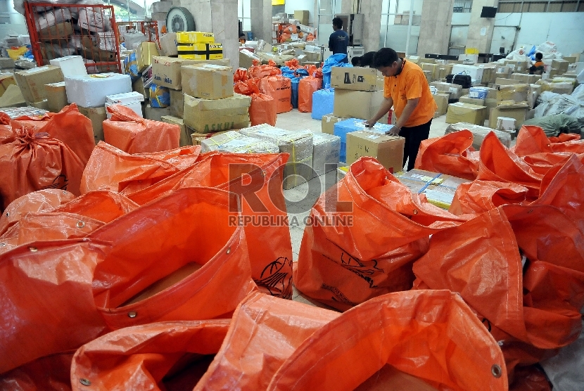 Petugas menata paket kiriman sebelum dikirim di Kantor Pos Besar, Jakarta, Rabu (7/5).