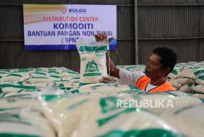 Petugas menata produk Bantuan Pangan Non Tunai (BPNT) Beras Kita dan gula Manis Kita di gudang Bulog, Jakarta, Selasa (14/2).   