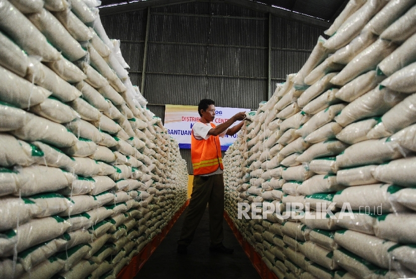Petugas menata produk Bantuan Pangan Non Tunai (BNPT) 'Beras Kita' dan gula 'Manis Kita' di gudang Bulog, Jakarta, Selasa (14\2). 
