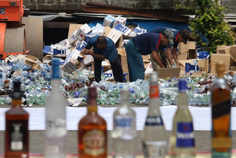 Petugas menata ribuan botol minuman keras (miras) impor ilegal sebelum dimusnahkan. Ratusan botol miras tak berizin tersimpan di sebuah minibus yang terparkir di Majalengka. Ilustrasi.