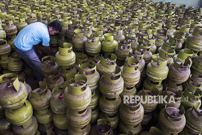 Petugas menata tabung gas LPG 3 kg sebelum pengisian ulang di agen LPG, Bandung, Jawa Barat, Kamis (7/6).