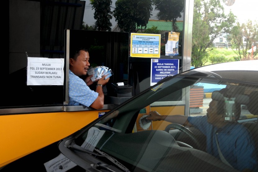 Petugas menawarkan e-money di gerbang pintu tol Jagorawi Citeureup, Kabupaten Bogor, Jawa Barat, Senin (16/10). 
