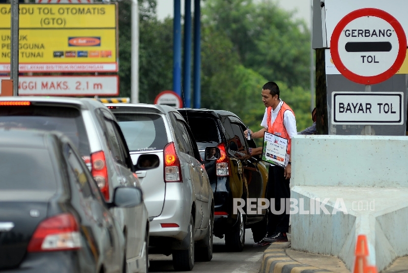 Petugas menawarkan kartu e-toll kepada pengguna jalan tol usai di laksanakanya Launching e-Payment Toll di Pintu Gerbang tol Jati Asih, Jakarta, Senin (21/3). (Republika/ Prayogi)