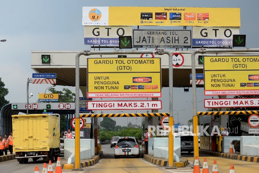  Petugas menawarkan kartu e-toll kepada pengguna jalan tol usai di laksanakanya Launching e-Payment Toll di Pintu Gerbang tol Jati Asih, Jakarta, Senin (21/3). (Republika/ Prayogi)