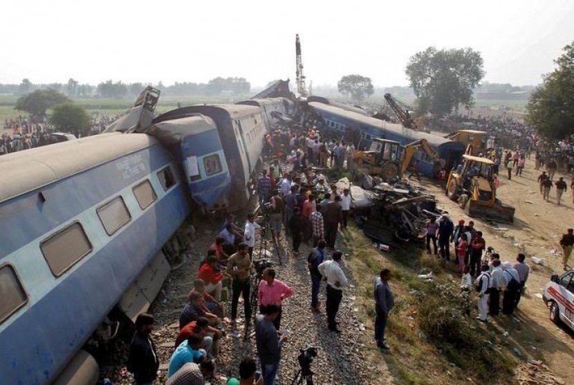 Petugas mencari korban selamat di lokasi tergelincirnya kereta api di Pukhrayan, selatan Kota Kanpur, India, 20 November 2016.