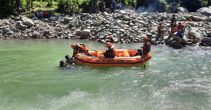 Petugas mencari orang hanyut di Sungai Cibareno yang berada di perbatasan Kabupaten Sukabumi, Jabar dan Kabupaten Lebak, Banten.
