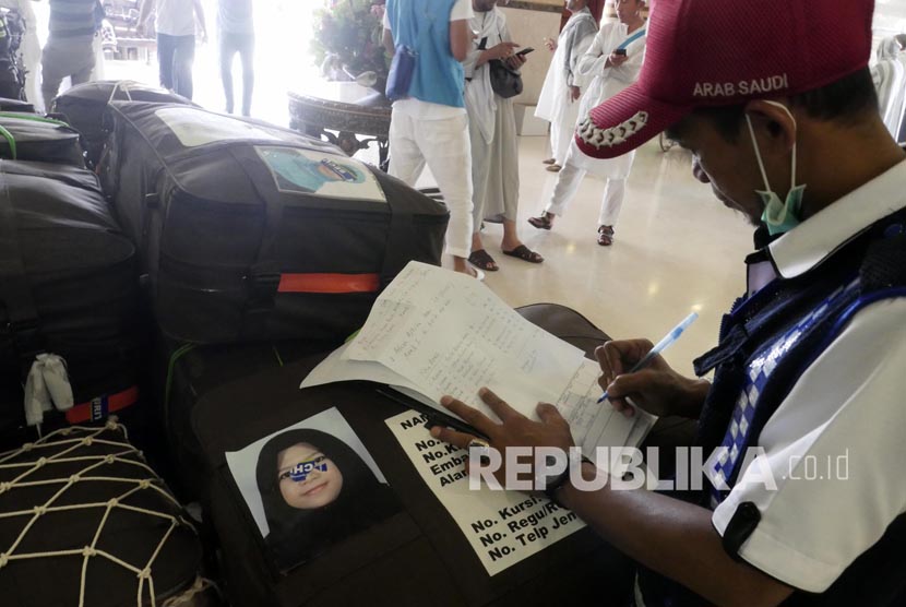 (Ilustrasi) Petugas mencatat koper milik jamaah haji. (Republika/Amin Madani)