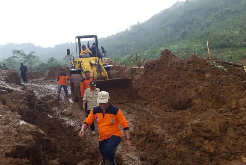 Petugas mencoba membuka jalan di lokasi longsor di Banjarnegara, Jawa Tengah