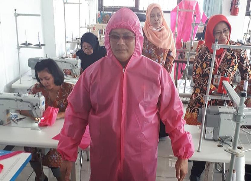 Petugas mencoba pakaian alat pelindung diri (APD) untuk penanganan pasien Covid-19, produksi Pemkot Semarang, di BLK Disnaker Kota Semarang, Jumat (27/3).