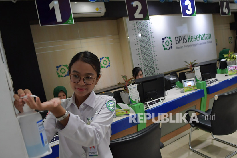 Petugas mencuci tangan menggunakan cairan antiseptik di Kantor Pelayanan Kantor Badan Penyelenggara Jaminan Sosial (BPJS) Kesehatan Jakarta Pusat, Matraman, Jakarta, Senin (9/3/2020).(Antara/M Risyal Hidayat)
