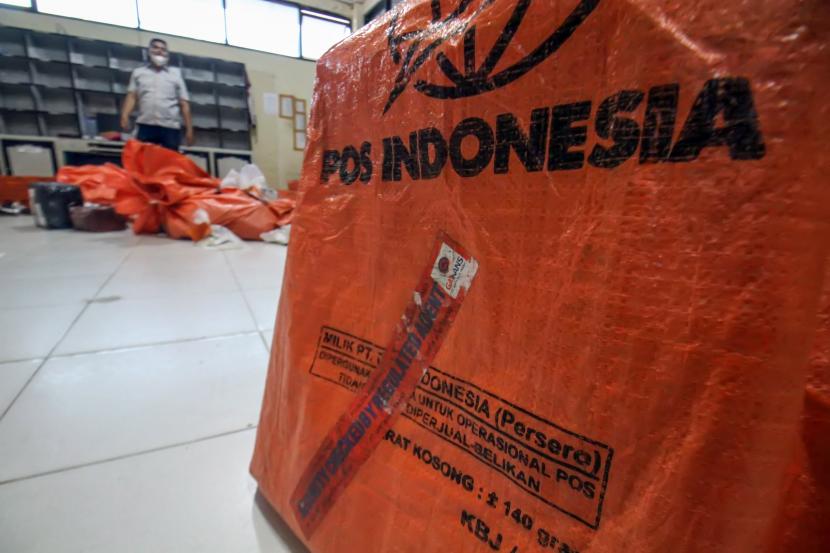 Petugas mendata dan menyortir paket barang kiriman sebelum didistribusikan melalui PT Pos Indonesia (Persero). ilustrasi