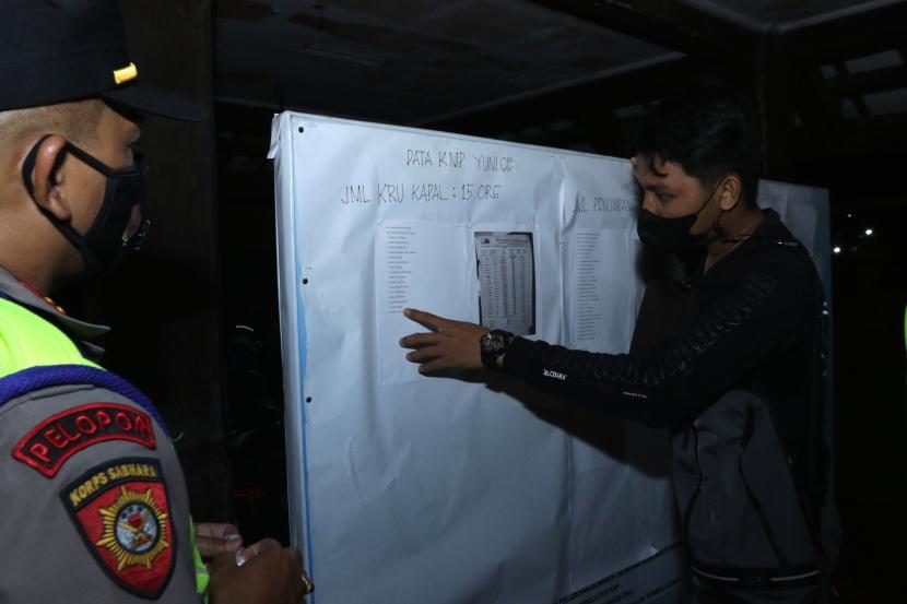 Petugas mendata korban penumpang KMP Yunice yang tenggelam di Selat Bali, Bali, Selasa (29/6/2021).