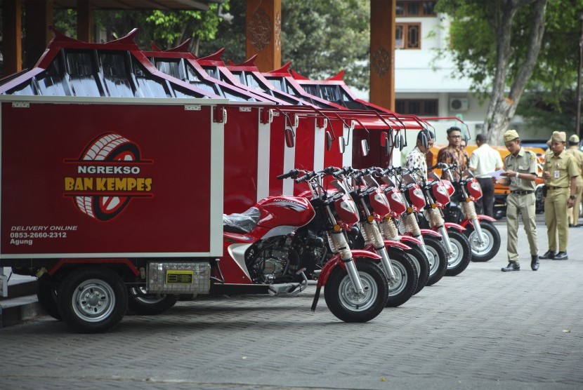 Petugas mendata motor dan peralatan tambal ban Ngrekso Ban Kempes yang diberikan kepada warga di halaman Balai Kota Solo, Jawa Tengah, Senin (10/11/18).