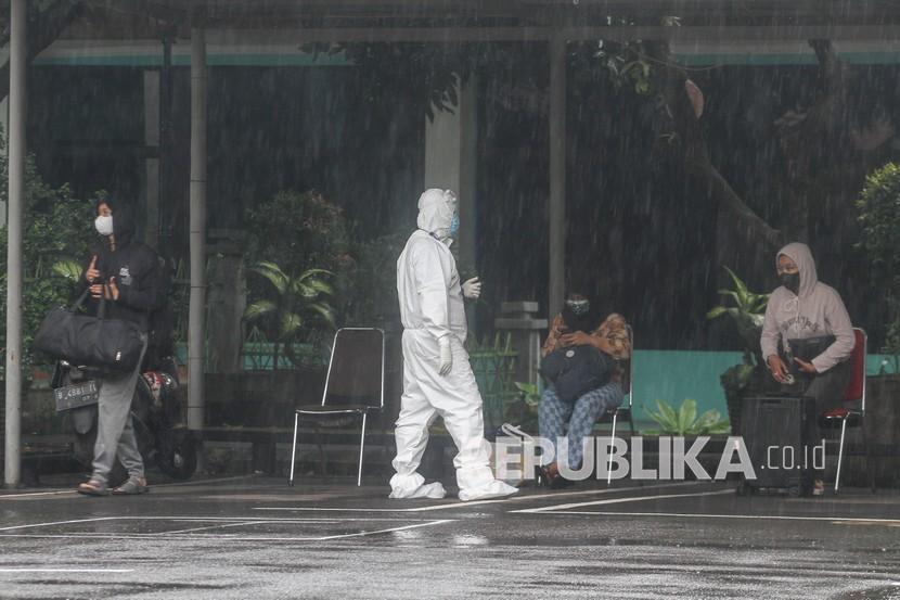 Petugas mendata pasien COVID-19 untuk menjalani isolasi di Graha Wisata TMII, Jakarta, Selasa (8/2/2022). Pemerintah Provinsi DKI Jakarta menjadikan Graha Wisata TMII sebagai tempat isolasi bagi pasien COVID-19 dengan kapasitas 41 kamar yang dapat menampung 100 pasien. 