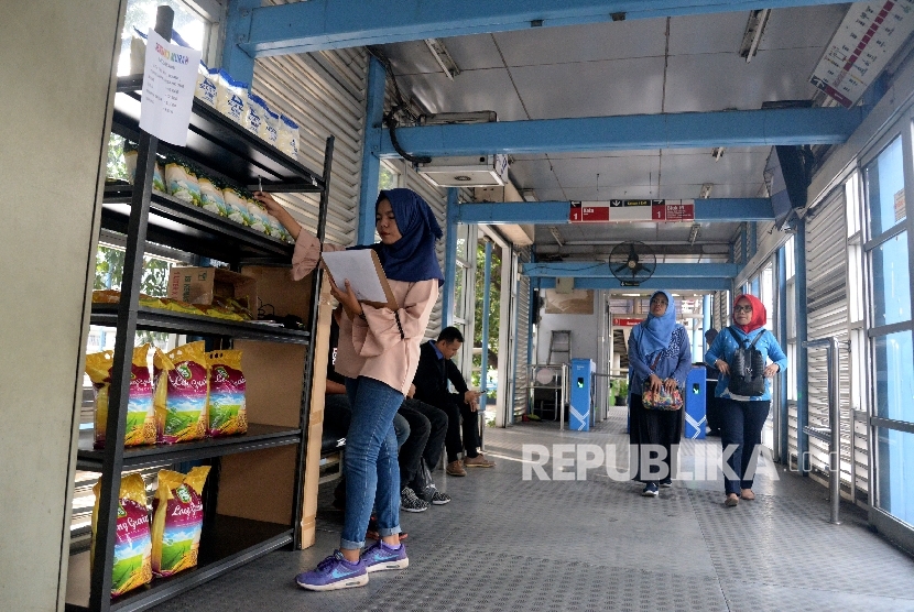 Petugas mendata sembako yang dijual di Halte Transjakarta Sawah Besar.