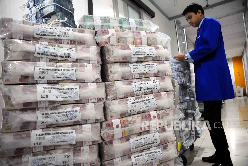  Petugas mendata uang Rupiah di ruang penyimpanan uang Bank Mandiri, Jakarta, Selasa (15/11).