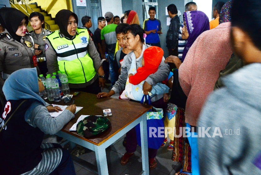 Petugas mendata warga yang terus berdatangan ke pengungsian, di GOR Tadjimalela, Kabupaten Sumedang, Rabu (21/9).