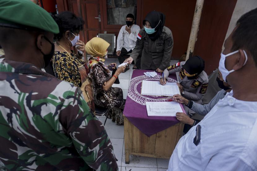 Petugas mendata warga yang tidak menggunakan masker saat operasi yustisi (ilustrasi) 