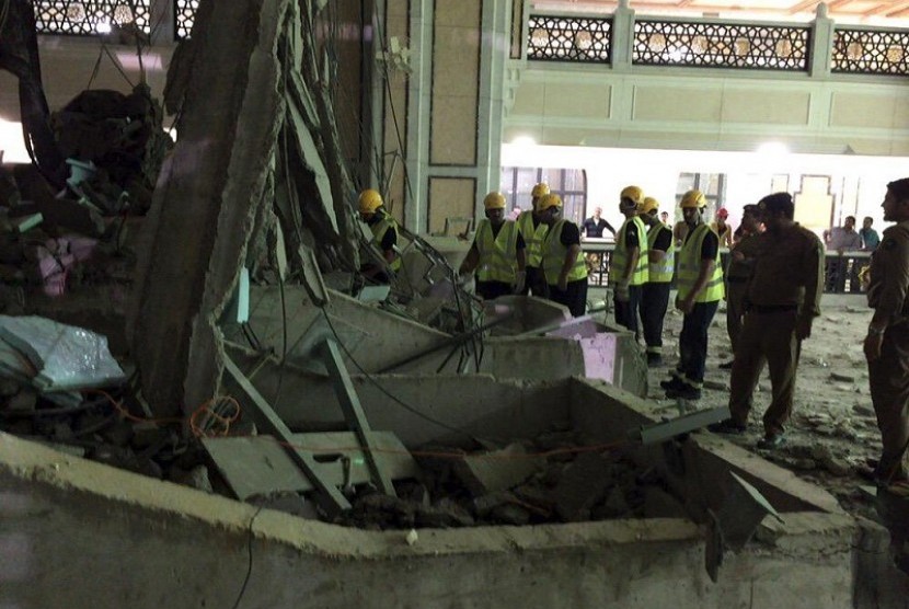 Petugas mendatangi lokasi crane yang jatuh di kompleks Masjidil Haram.