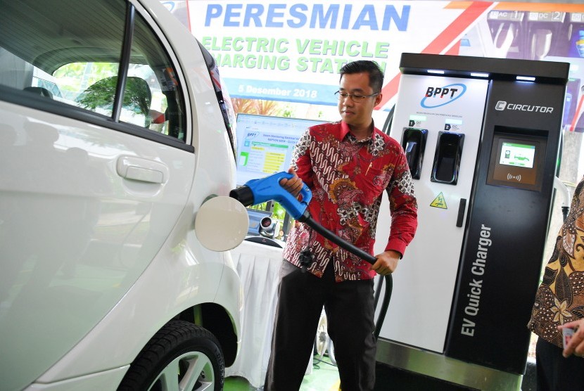 Petugas mendemonstrasikan cara pengisian kendaraan listrik melalui Electric Vehicle Charging Station (EVCS) di kantor BPPT, Jakarta, Rabu (5/12/2018).