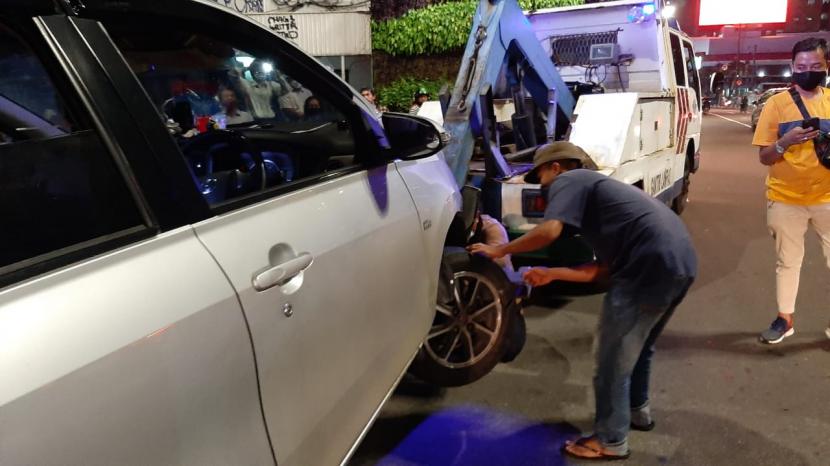 Petugas menderek mobil (ilustrasi). Kendaraan yang terkena sanksi derek di Kota Bandung, Jawa Barat dapat didenda hingga Rp 1 juta.
